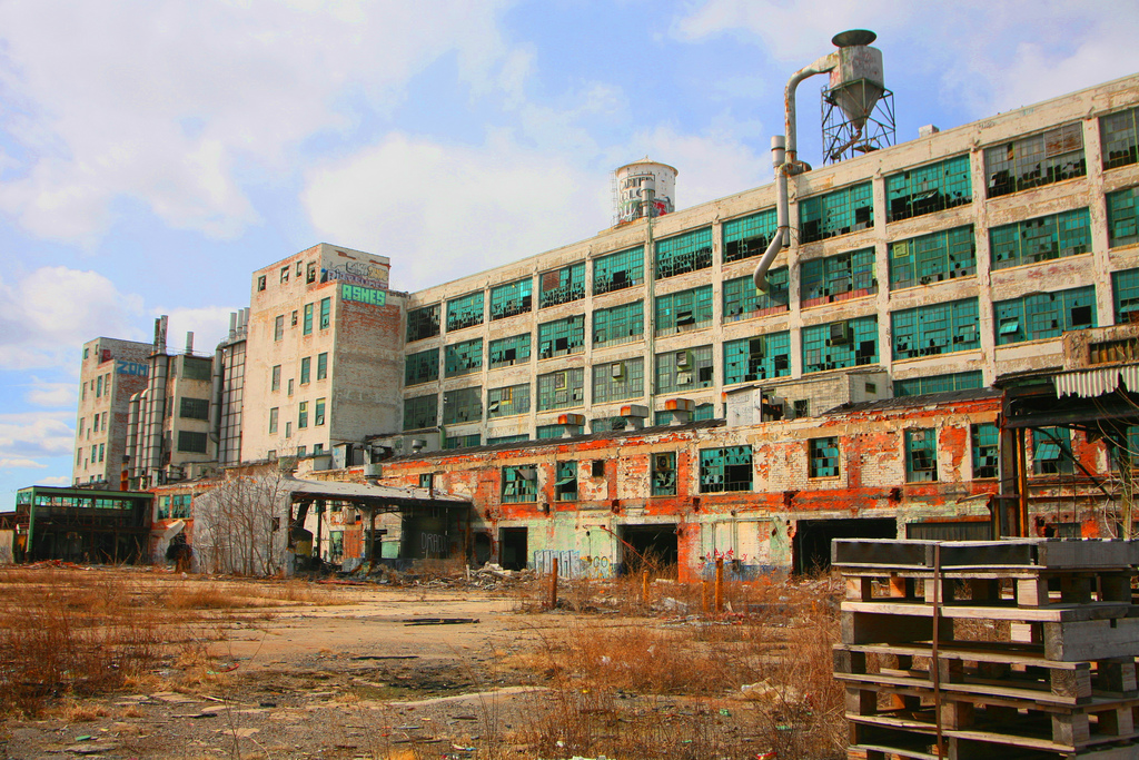 Flickr, Ray Dumas, Fisher Body 21 Plant in Detroit, Michigan, CC BY-SA 2.0, https://www.flickr.com/photos/rtdphotography/2920986672/