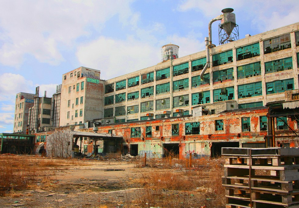 Flickr, Ray Dumas, Fisher Body 21 Plant in Detroit, Michigan, CC BY-SA 2.0, https://www.flickr.com/photos/rtdphotography/2920986672/